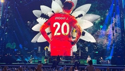 歌声致敬！英国绿洲乐队巡演现场和观众悼念若塔去世